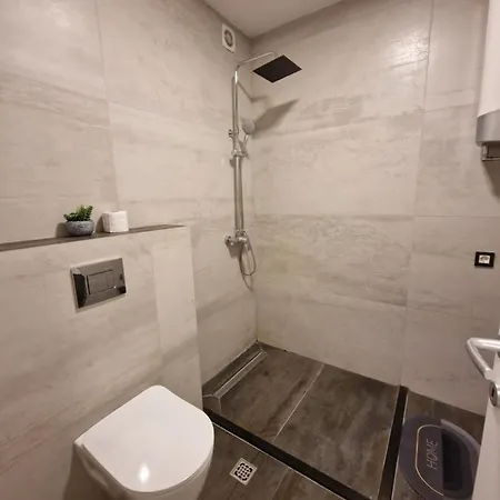Apartment Wellness Black-white