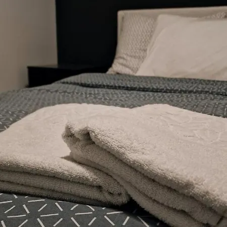 Apartment Wellness Black-white